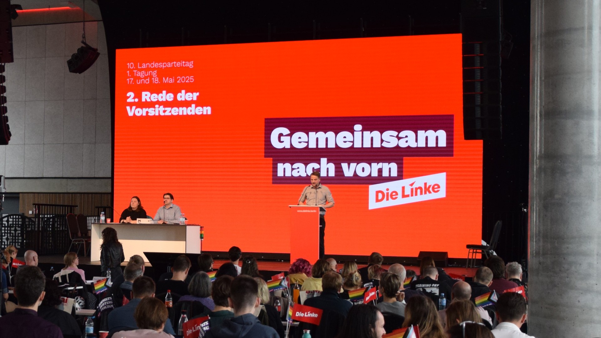 Delegates in front of the stage with the slogan “Gemeinsam nach vorn – Die Linke” at the Berlin Left Party convention